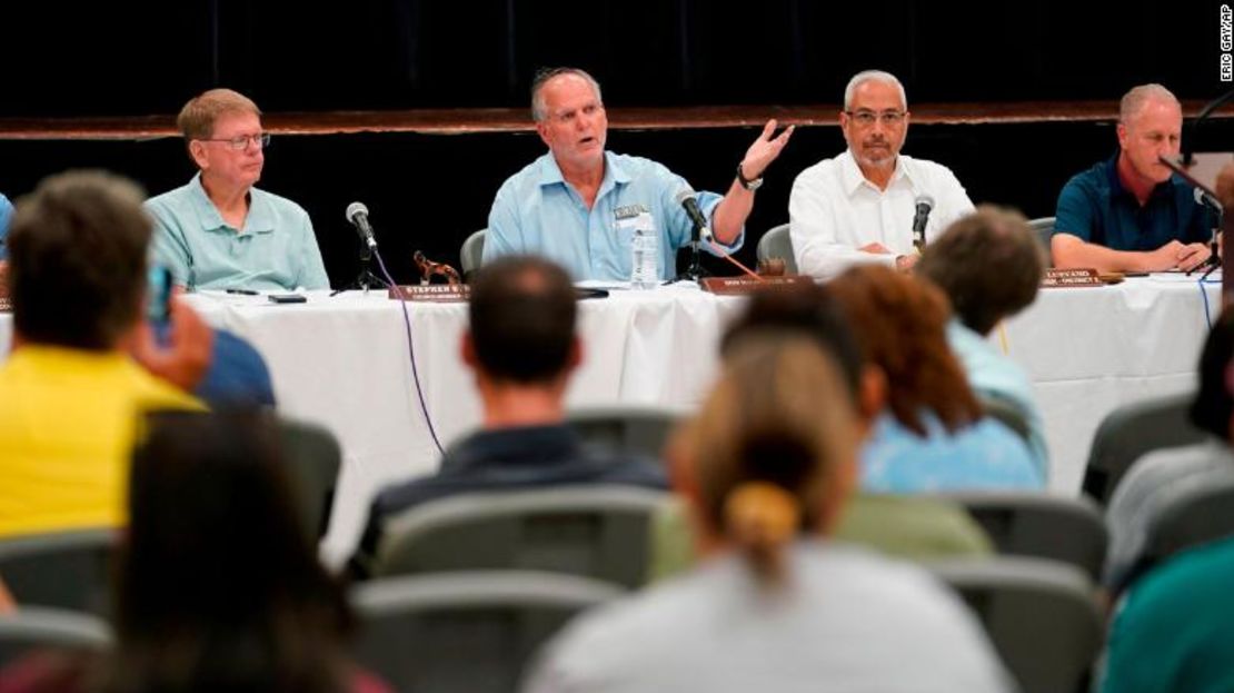 El alcalde de Uvalde, Don McLaughlin, habla durante una reunión del concejo de la ciudad.