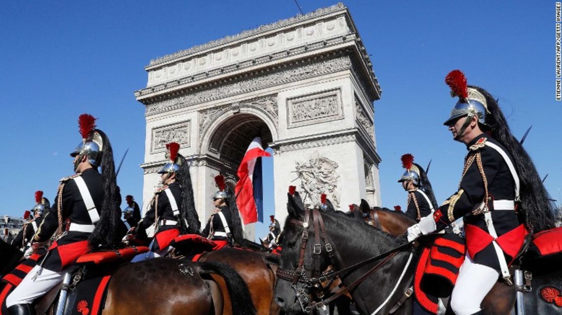Guardias republicanos montados ses marchan durante el tradicional desfile militar del Día Nacional de Francia en la avenida de los Campos Elíseos en París el 14 de julio de 2017.