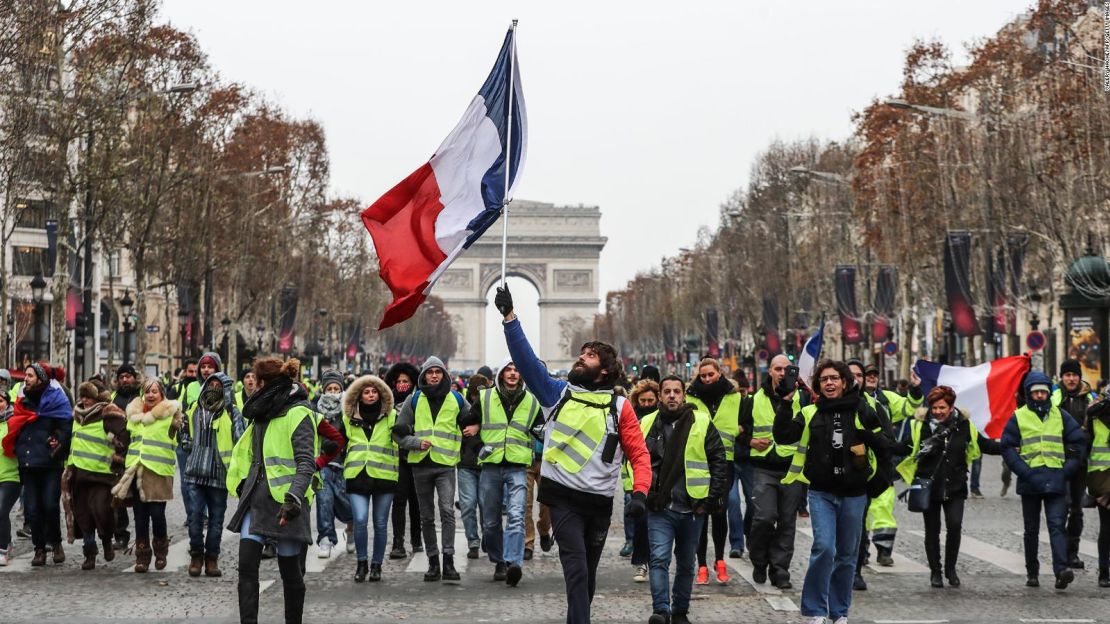 Una nueva generación de manifestantes populistas franceses lleva chalecos amarillos, que el gobierno francés exige que todos los conductores lleven en sus vehículos en caso de emergencia.