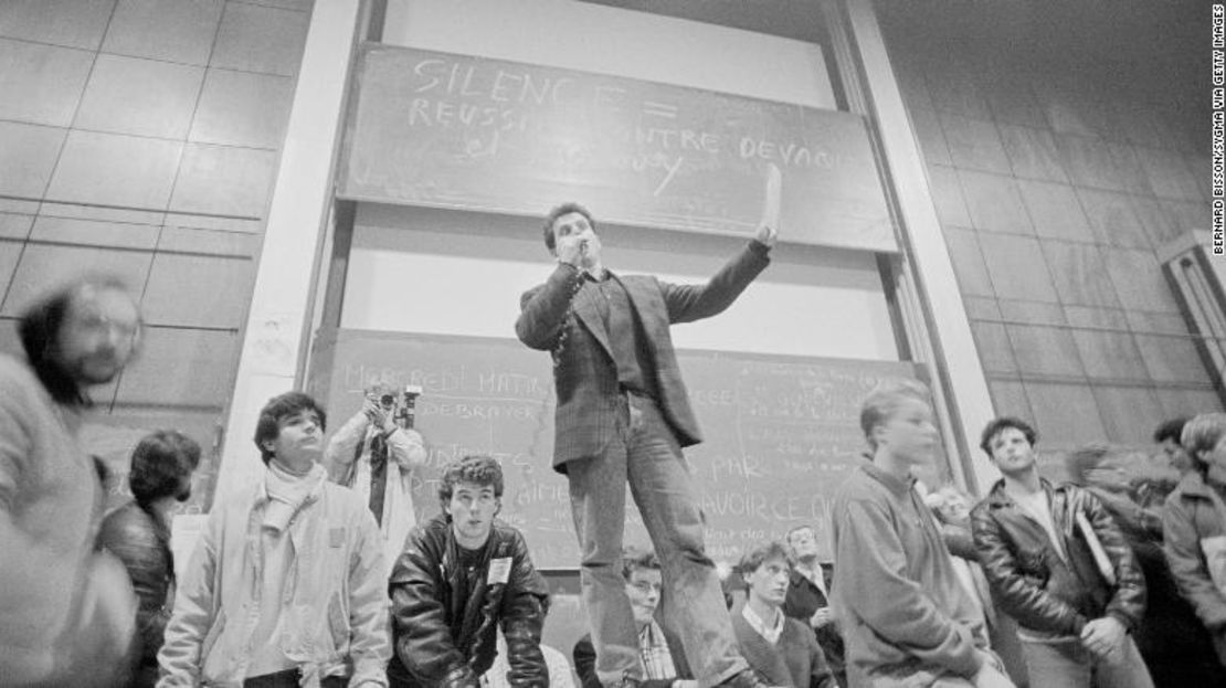 Estudiantes de secundaria se reúnen en una asamblea general en 1986 para protestar contra un proyecto de ley destinado a reformar el Departamento de Educación de Francia.