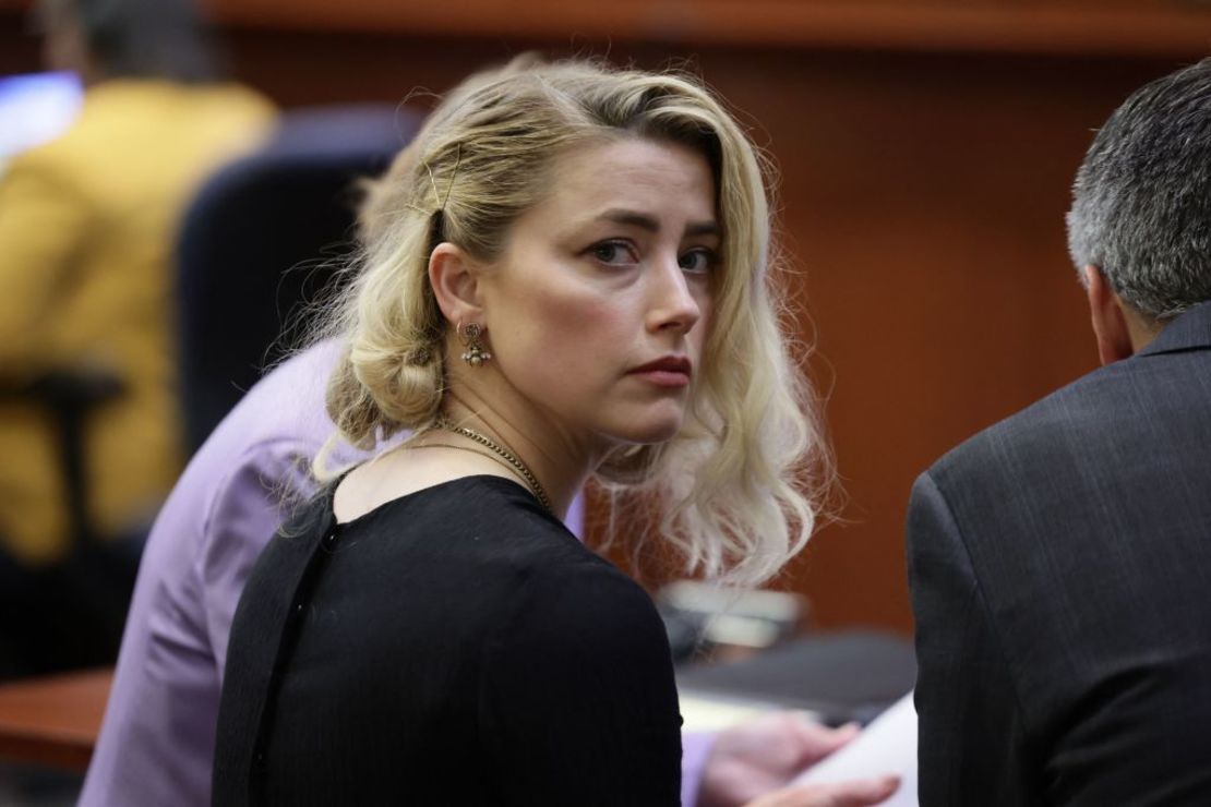 La actriz estadounidense Amber Heard fotografiada en el juicio contra Johnny Depp el 1 de junio de 2022. Crédito: EVELYN HOCKSTEIN/POOL/AFP vía Getty Images