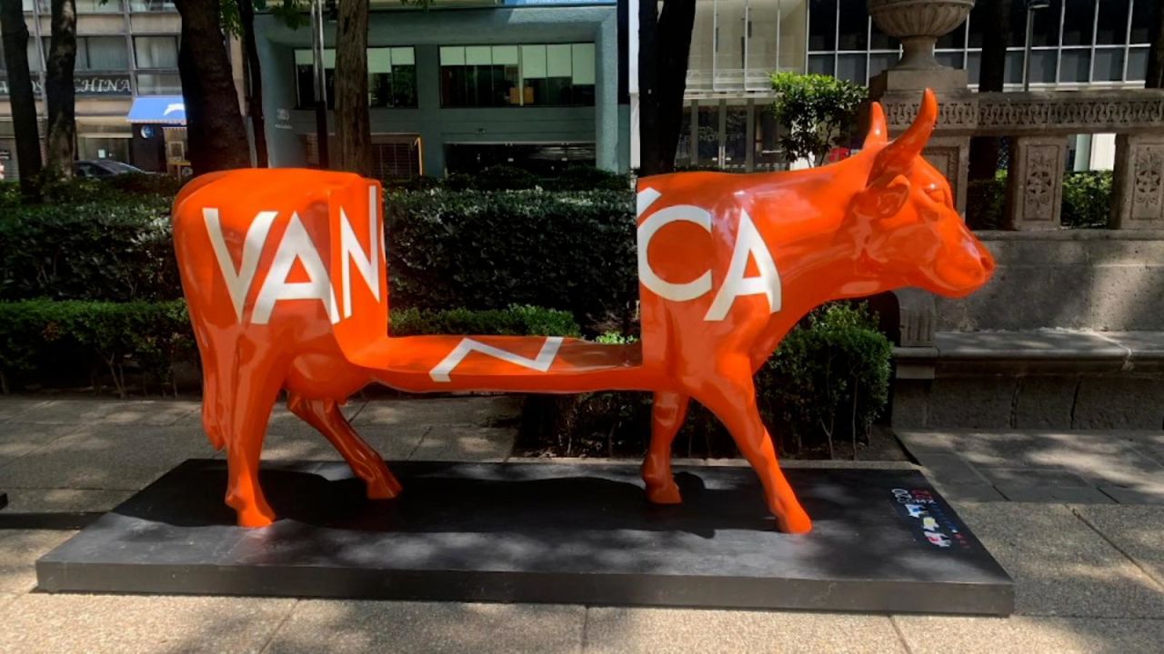 CNNE 1238132 - cowparade llega a las calles de las ciudad de mexico