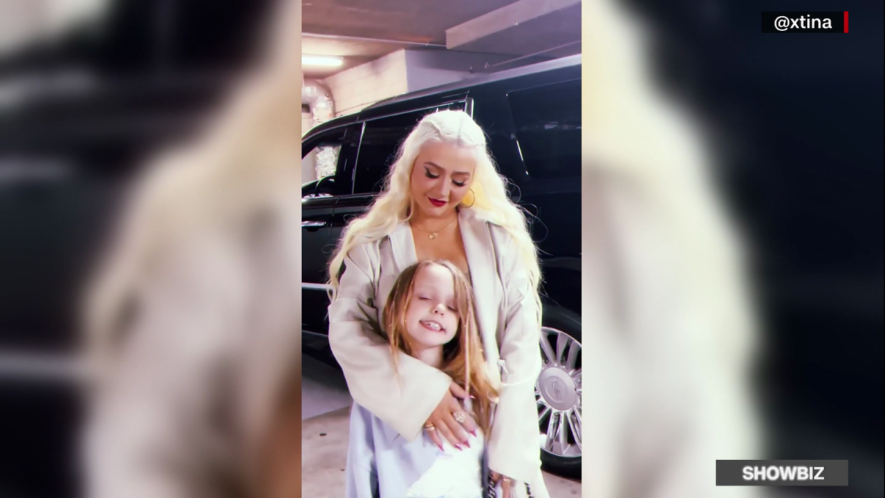 CNNE 1238164 - christina aguilera dice que su hija pone musica en espanol cuando van en el auto