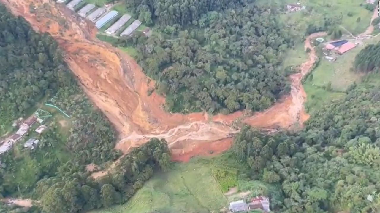 CNNE 1238194 - al menos dos muertos tras deslizamiento de tierra en medellin