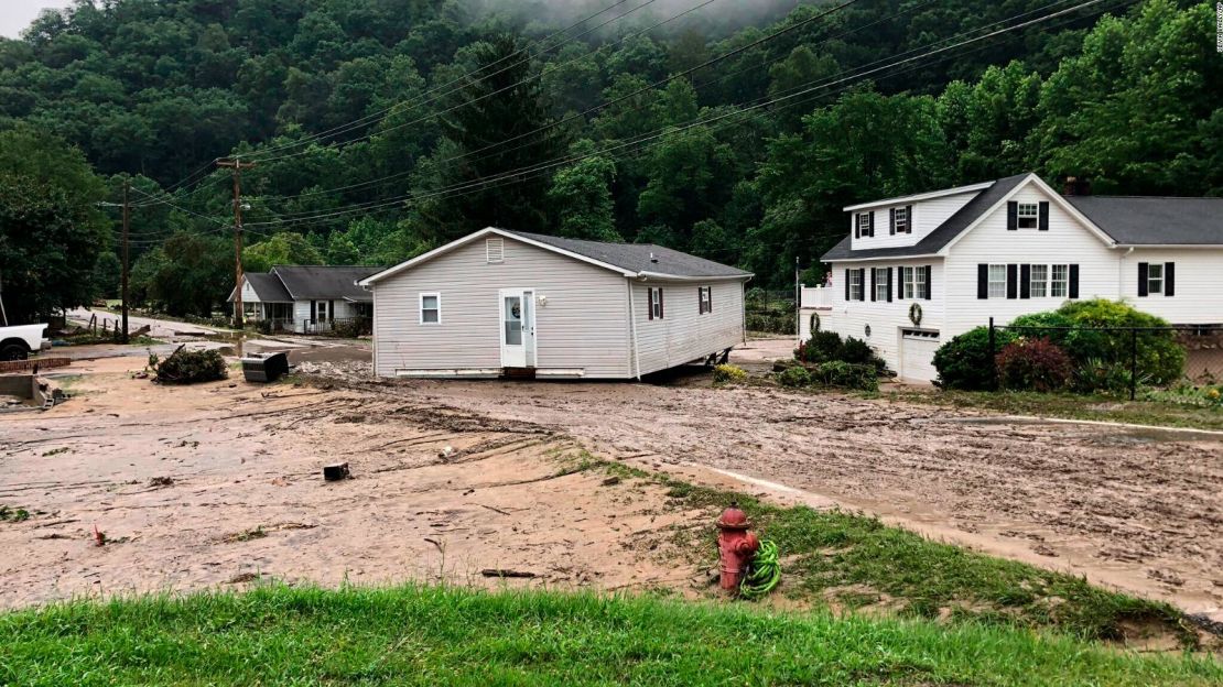 Los daños que causaron las inundaciones en la comunidad de Whitewood del condado de Buchanan, este miércoles.