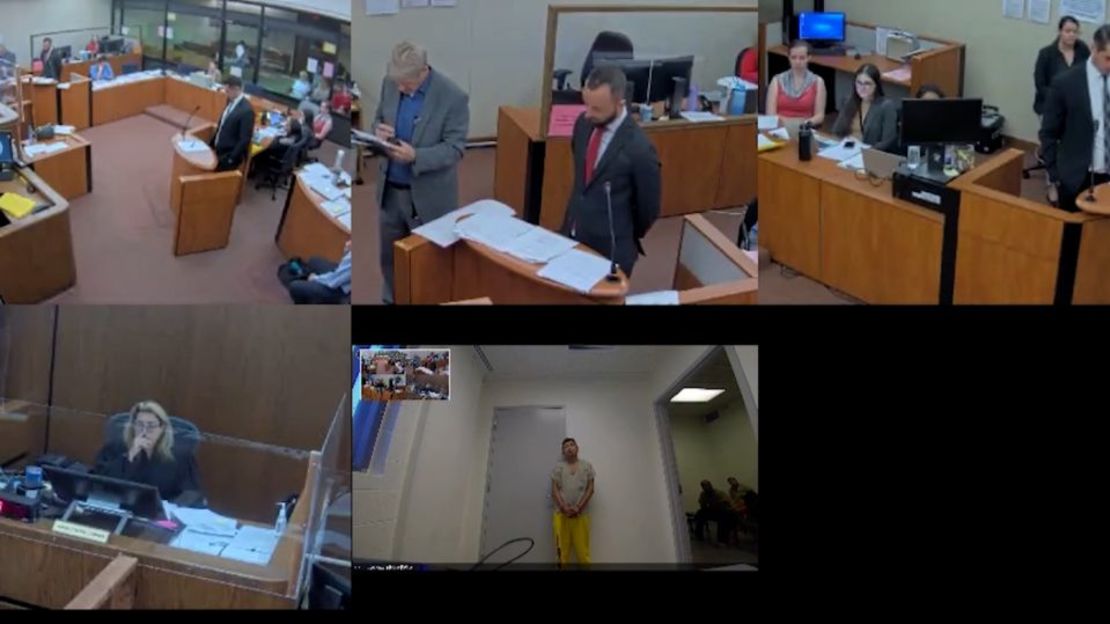 Gerson Fuentes, visto en la parte inferior central, aparece a través de un video en el Tribunal Municipal del Condado de Franklin.