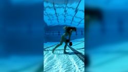 CNNE 1238688 - camina en piscina de 50 metros con pesas y sin respirar