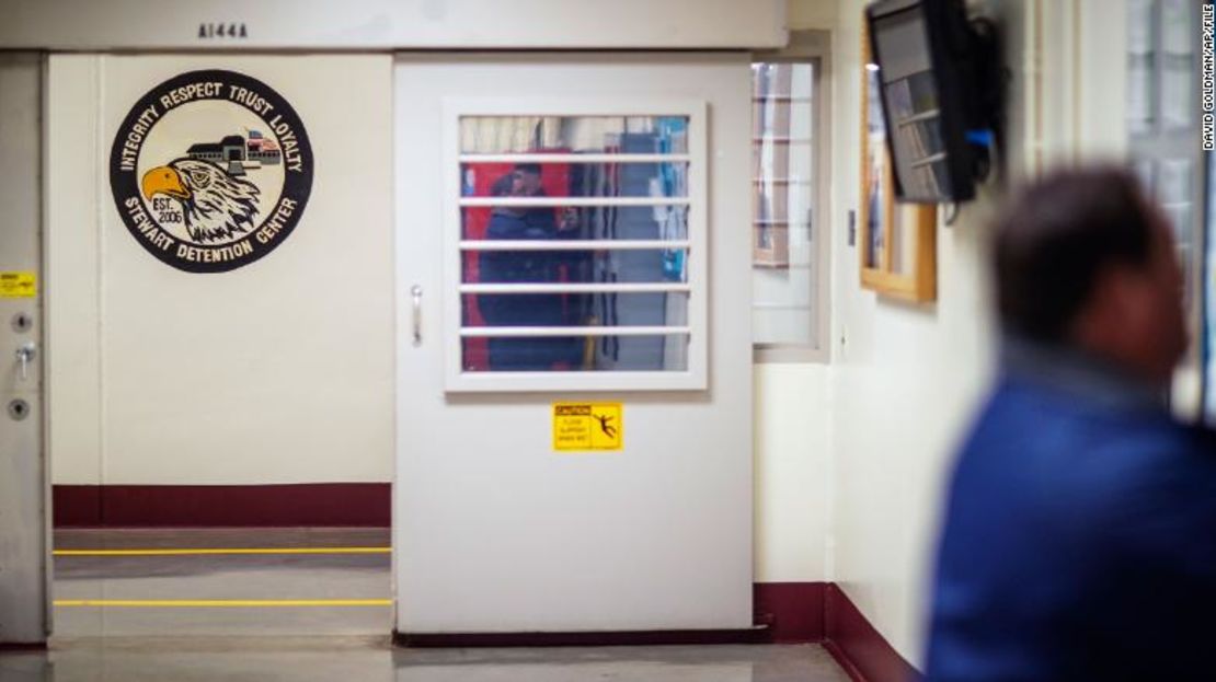 Una puerta cerrada dentro del Centro de Detención de Stewart en Lumpkin, Georgia, el 15 de noviembre de 2019.