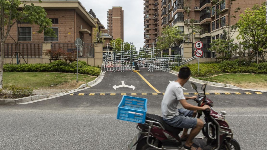 Barricadas de los confinamientos recientes relacionados al covid-19 bloquean la entrada que conduce al desarrollo residencial Fengming Haishang de Country Garden Holdings Co. en Shanghái, China, el 12 de julio de 2022.