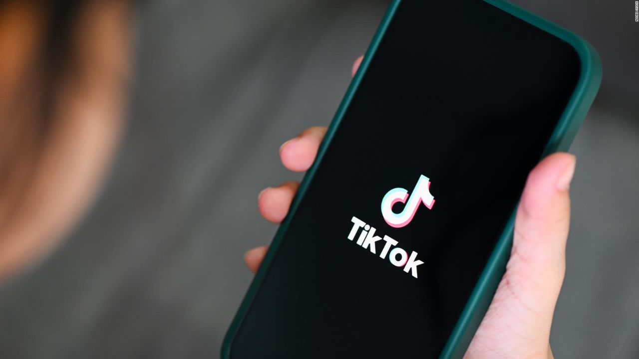 CNNE 1239193 - conoce a la estrella de tiktok que revela los sueldos de la gente