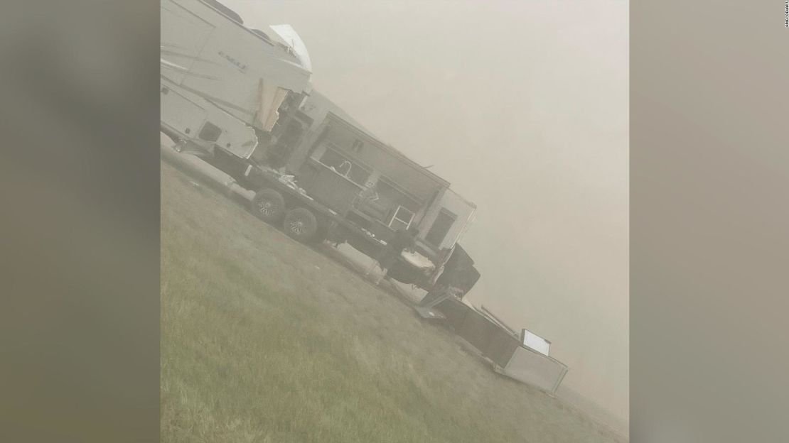 Tormenta de polvo provoca un choque de 21 vehículos cerca de Hardin, matando a seis en la I-90