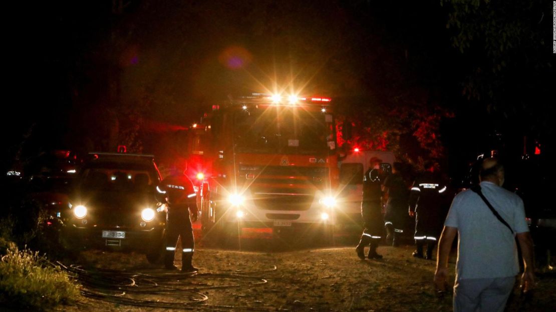 En el lugar del siniestro se encontraban vehículos de extinción de incendios y equipos de rescate.