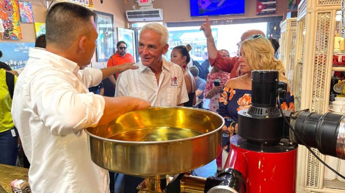 Crist y su prometida, Chelcee Grimes, observan cómo se tuestan los granos de café en La Colada Gourmet en Pequeña Habana en Miami el 9 de julio de 2022.