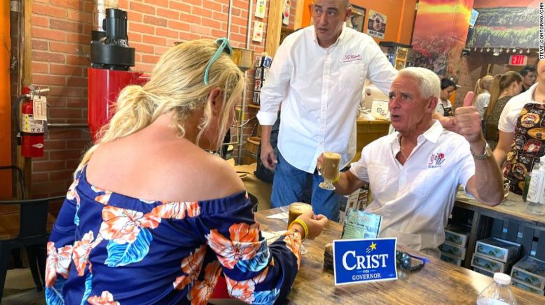 Crist reacciona después de probar una bebida de café helado en La Colada Gourmet en Miami el 9 de julio de 2022.