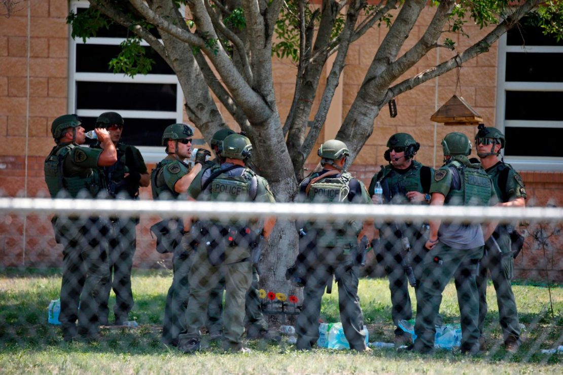 Los agentes de la ley se paran afuera de la escuela después del tiroteo. El FBI y la Oficina de Alcohol, Tabaco, Armas de Fuego y Explosivos han estado ayudando a la policía local con la investigación.