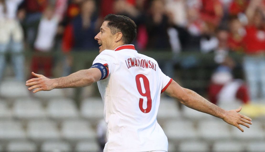 Robert Lewandowski de Polonia celebra después de anotar durante un partido de fútbol entre el equipo nacional de Bélgica y Polonia, el miércoles 8 de junio de 2022 en Bruselas.