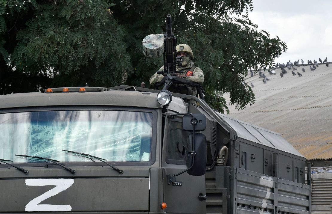 Un militar ruso vigila un elevador de grano en Melitopol, región de Zaporiyia, Ucrania, el 14 de julio.