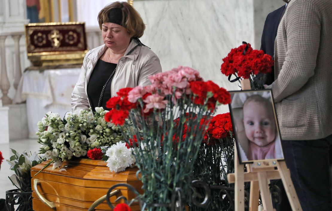 Familiares y amigos presentes durante el servicio fúnebre de Valeriia Hlodan, su bebé de tres meses Kira y su madre Liudmyla Yavkina en la Catedral de la Transfiguración, en Odesa, sur de Ucrania, el 27 de abril.