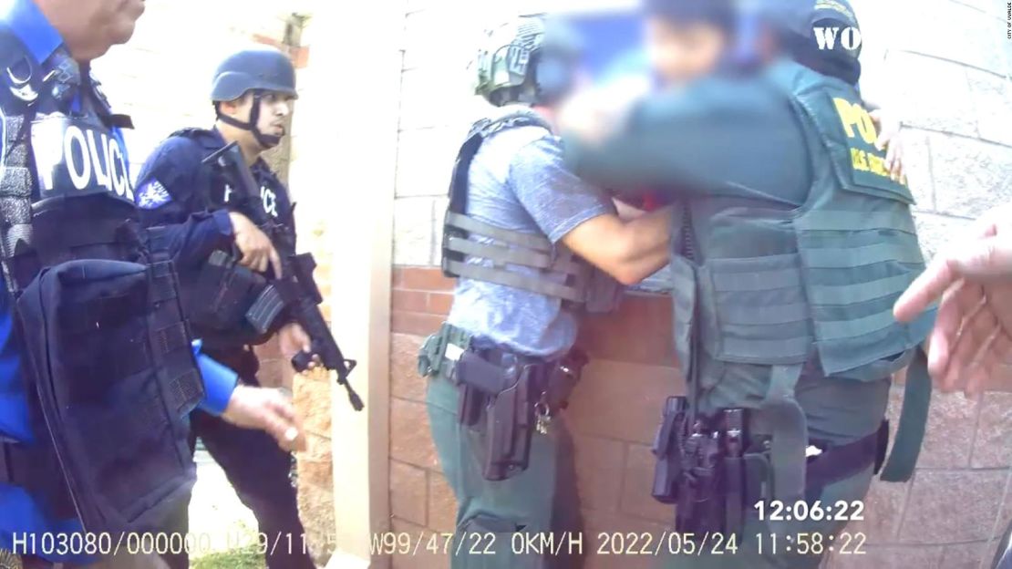 En este video que reveló el alcalde de Uvalde, Don McLaughlin, los agentes ayudan a los niños a salir por una ventana de la Escuela Primaria Robb Elementary. Nota del editor: los rostros de los niños fueron difuminados por la Alcaldía de Uvalde.