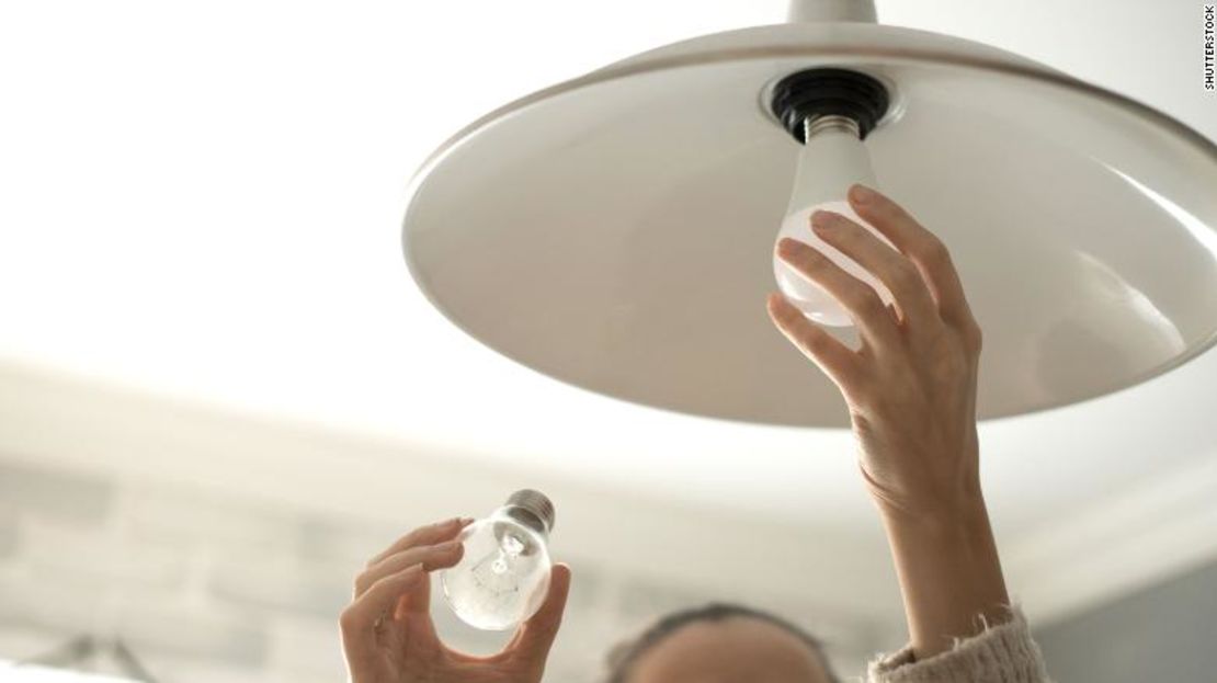 Cambiar las bombillas no tendrá un efecto tan drástico, pero puede ayudar.