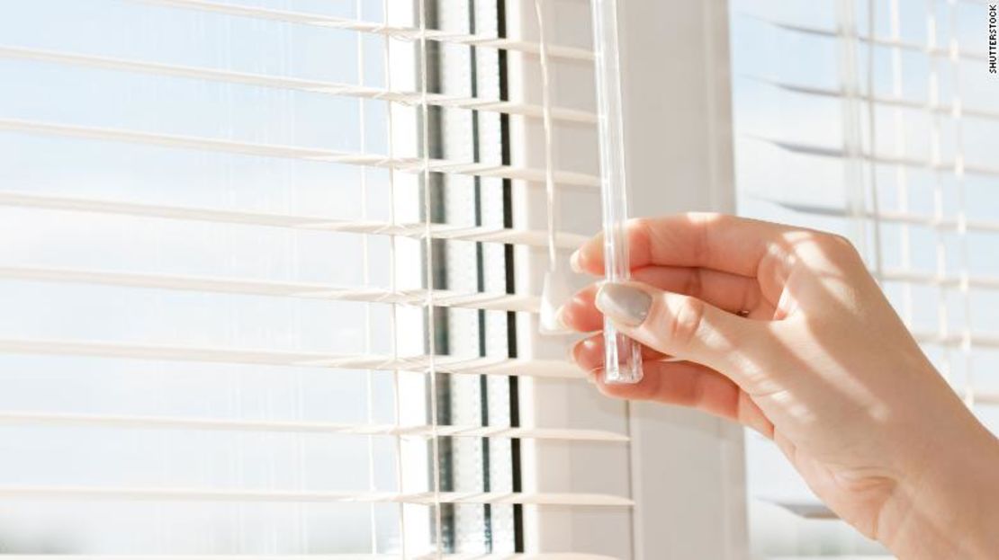 Cerrar las cortinas o persianas evita que entre el calor a la casa.