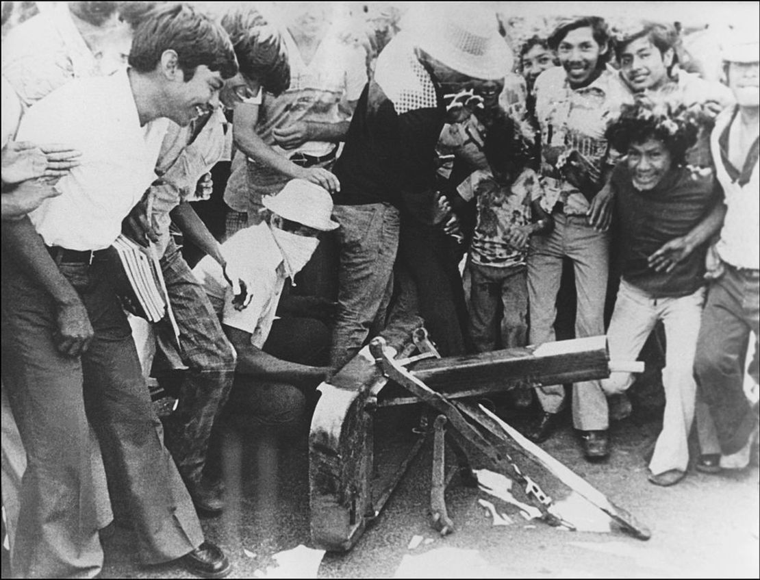 Guerrilleros urbanos nicaragüenses leales al Frente Sandinista de Liberación Nacional muestran un mortero de fabricación casera utilizado en julio de 1979 en Managua para luchar contra la Guardia Nacional del dictador Anastasio Somoza.