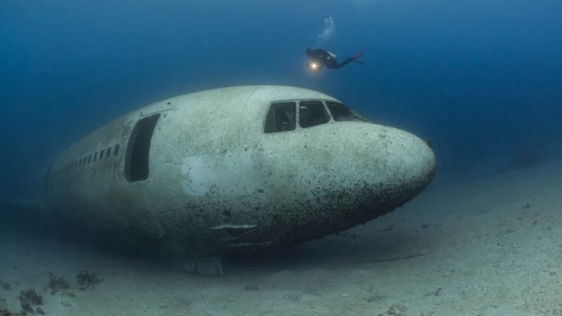 Lugar de descanso en el mar Rojo: Este avión Lockheed Martin L1011 Tristar fue fotografiado bajo el agua en el mar Rojo por el experto en buceo estadounidense Brett Holzer.  Mira el resto de las fotografías para conocer más sobre este inquietante hundimiento. →