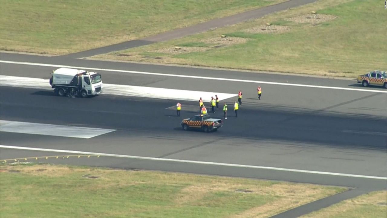 CNNE 1240251 - el calor extremo impacta a un aeropuerto de londres