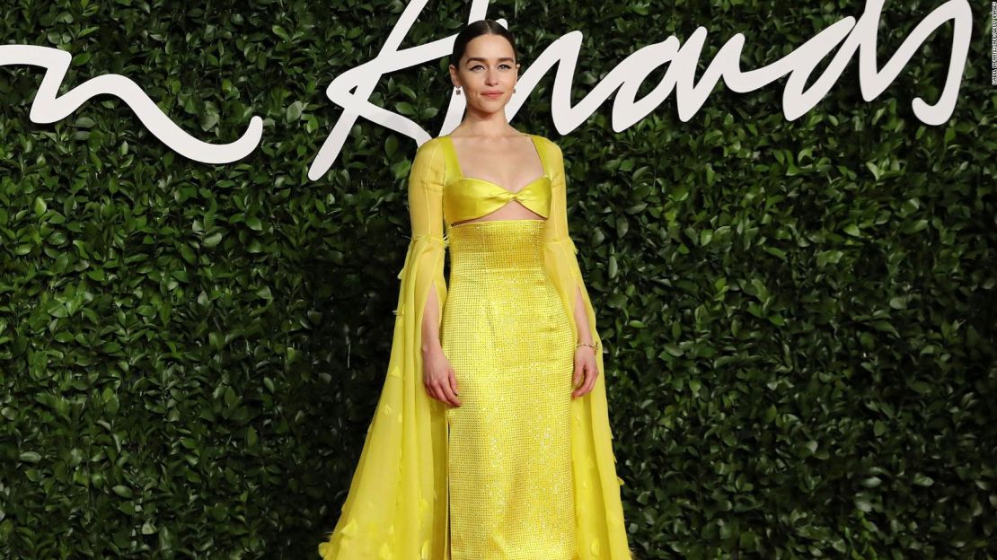 Emilia Clarke posa en la alfombra roja a su llegada a The Fashion Awards 2019 en Londres el 2 de diciembre de 2019.