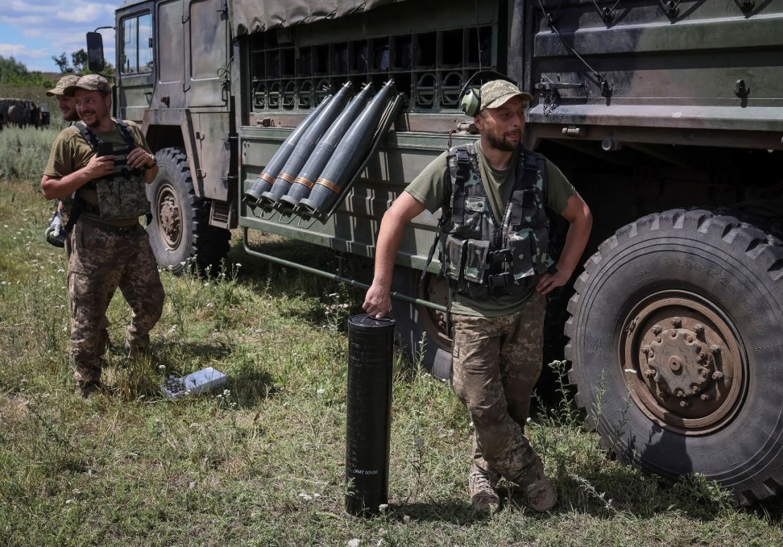 Miembros del servicio ucraniano se preparan para disparar desde un obús remolcado FH-70 en una línea del frente en la región de Donbas, Ucrania, el 18 de julio.