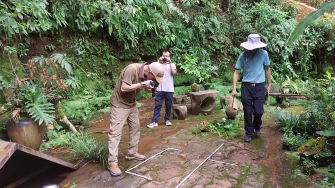 Lida Xing y su equipo visitaron el lugar después de recibir un informe de posibles huellas de dinosaurio. Cortesía de Lida Xing