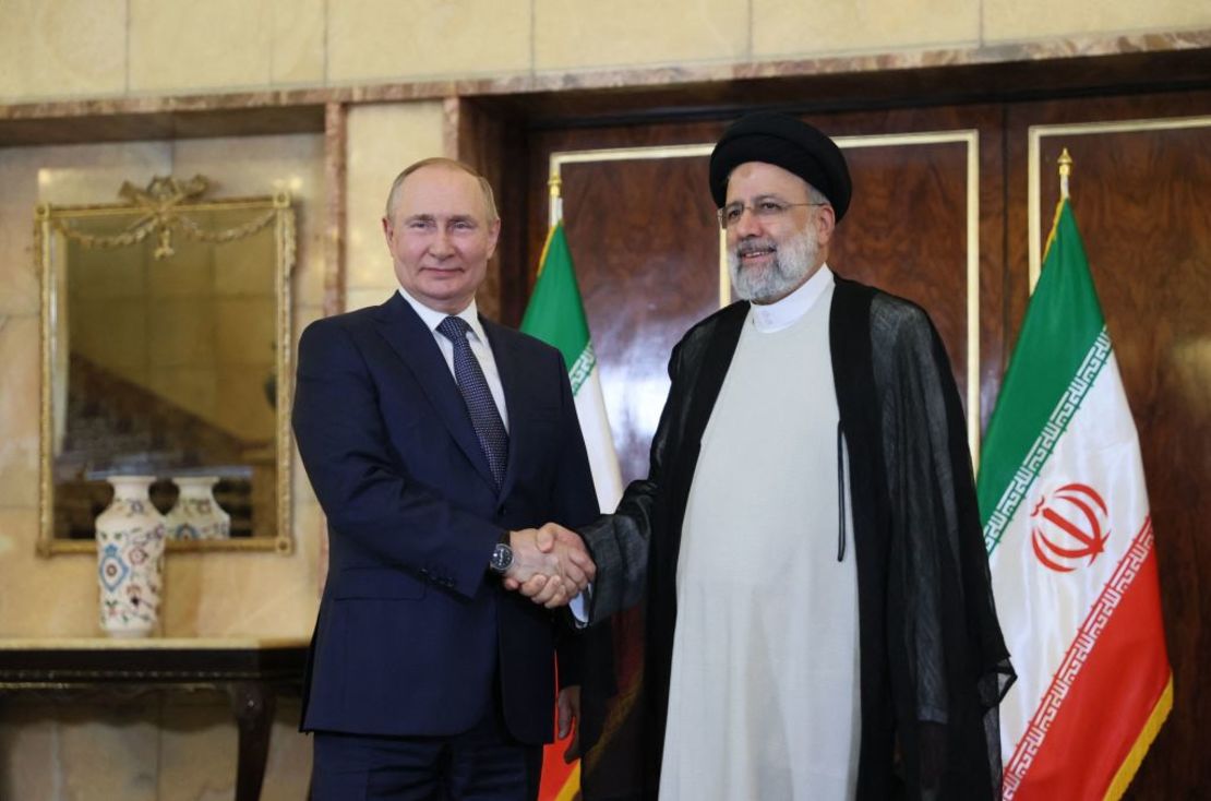 El presidente de Rusia, Vladimir Putin, y el presidente de Irán, Ebrahim Raisi, mantienen una reunión en Teherán el 19 de julio de 2022.