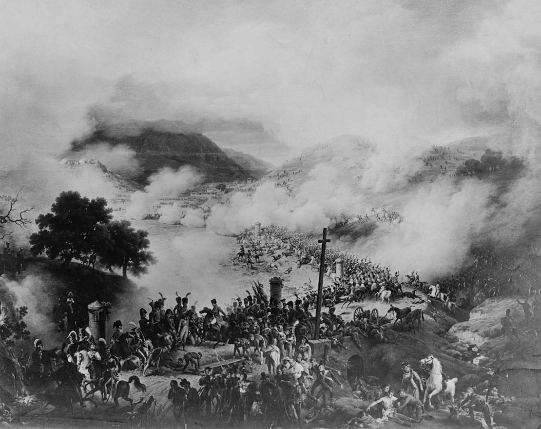 Un ejército francés bajo el mando del emperador Napoleón I fuerza un paso a través de las fuerzas españolas del general Benito de San Juan en el paso de la Sierra de Guadarrama que protege a Madrid en la batalla de Somosierra durante la Guerra Peninsular Napoleónica el 30 de noviembre de 1808 en el paso de Somosierra, Segovia, España.