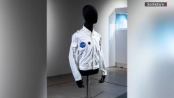 CNNE 1240594 - subastan la chaqueta que buzz aldrin uso al llegar a la luna