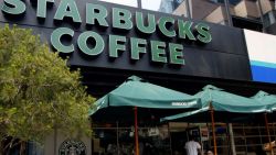 CNNE 1240608 - starbucks estudiaria vender su negocio en reino unido