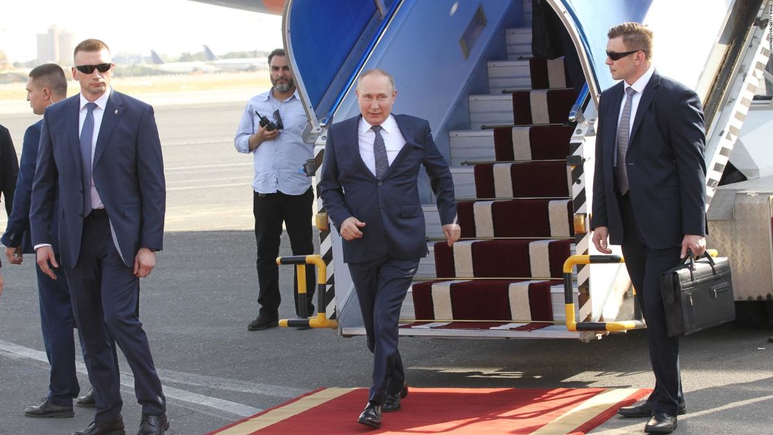 Putin participó en una ceremonia de bienvenida tras aterrizar en Teherán, Irán este martes.