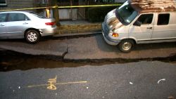 CNNE 1240665 - la tierra se abrio y esta camioneta cayo en un socavon en el bronx