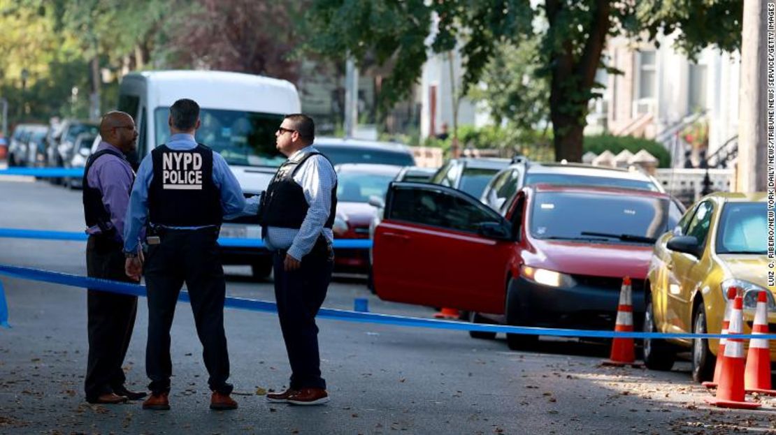 Los detectives procesan la escena del crimen en North Henry Street, donde un hombre, luego identificado como miembro de la producción de "Law & Order: Organized Crime", recibió un disparo mientras estaba sentado en su automóvil la madrugada del martes 19 de julio de 2022.