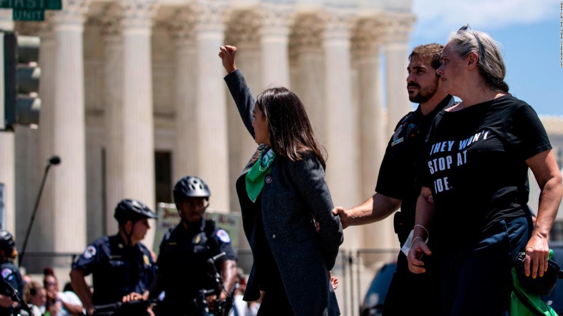 La legisladora Alexandria Ocasio-Cortez se ve fuera de la Corte Suprema de Estados Unidos durante una protesta en el Capitolio el martes.