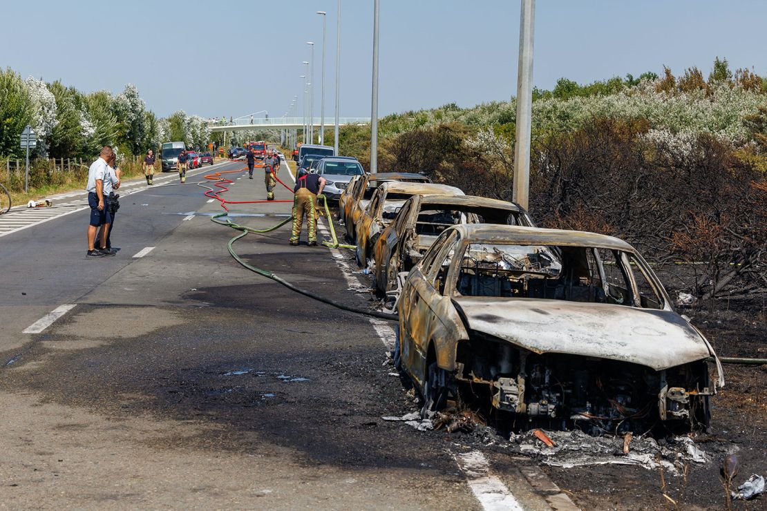 Coches quemados en la escena de los incendios en las dunas de la costa belga en De Haan, causados por la ola de calor del martes 19 de julio de 2022.