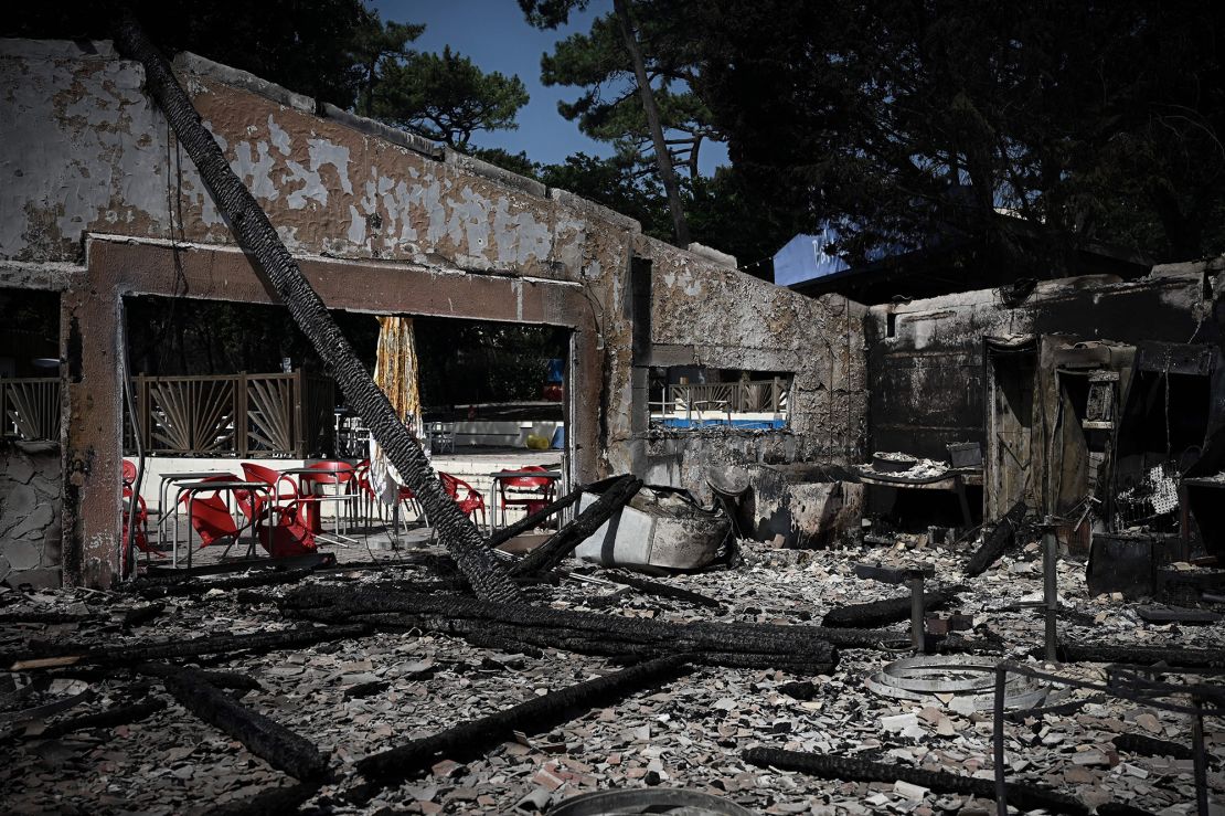 Daños en el camping "Les Flots Bleus" el martes 19 de julio, que ha sido arrasado por un incendio forestal en Pyla sur Mer en Gironda, situada en el suroeste de Francia.