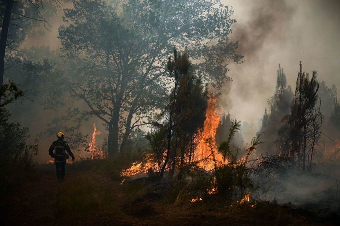 Un bombero toma posición en un incendio forestal cerca de Louchats, a unos 35 km de Landiras en Gironde, suroeste de Francia el 18 de julio de 2022.