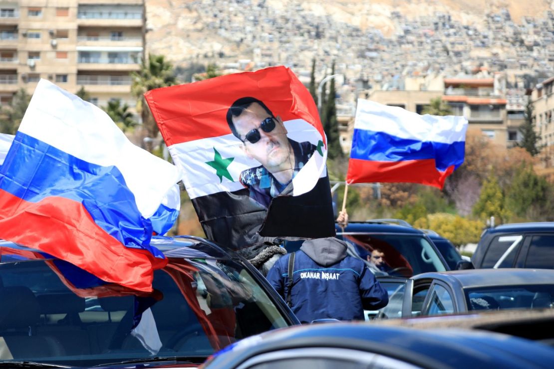 Putin visita Irán en su primer viaje fuera de la antigua Unión Soviética desde su invasión de Ucrania El presidente de Rusia, Vladimir Putin, llegó a Irán este martes para su primer viaje internacional más allá de las fronteras de la antigua Unión Soviética desde que lanzó su invasión de Ucrania, con la que efectivamente rompió lazos con Occidente. Putin se reunió con el presidente de Irán, Ebrahim Raisi, en Teherán, y tenía previsto mantener conversaciones con el presidente de Turquía, Recep Tayyip Erdogan. También se reunió este martes con el líder supremo de Irán, el ayatolá Alí Jamenei, según la agencia de noticias estatal iraní IRNA. "Estoy muy contento de estar en el hospitalario suelo iraní... Podemos presumir de cifras récord en términos de crecimiento comercial", dijo Putin en una reunión bilateral con Raisi. "Estamos reforzando nuestra cooperación en materia de seguridad internacional, contribuyendo de forma significativa a la solución del conflicto sirio". Raisi también alabó el "importante" compromiso de cooperación en materia de seguridad entre ambos países. "Ha habido una buena experiencia de los dos países en la lucha contra el terrorismo, que creo que ha aportado seguridad a la región", dijo. La relación de Rusia con Irán ha puesto en alerta a los funcionarios occidentales mientras se prepara para intensificar las ofensivas terrestres en el este de Ucrania tras la toma de la región de Luhansk por sus tropas. Los servicios de inteligencia estadounidenses recientemente desclasificados indican que se espera que Irán suministre a Rusia "cientos" de drones, incluidos drones con capacidad armamentística, para su uso en la guerra de Ucrania, y que Irán se está preparando para comenzar a entrenar a las fuerzas rusas sobre cómo operarlos tan pronto como a finales de julio, según funcionarios de la Casa Blanca. Siria corta sus relaciones diplomáticas con Ucrania Unos sirios ondean la bandera rusa y un retrato del presidente Bashar al-Assad, durante una concentración de apoyo a Rusia en Damasco, la capital siria, el 25 de marzo. (Louai Beshara/AFP/Getty Images) Unos sirios ondean la bandera rusa y un retrato del presidente Bashar al-Assad, durante una concentración de apoyo a Rusia en Damasco, la capital siria, el 25 de marzo. (Louai Beshara/AFP/Getty Images) Siria rompió sus relaciones diplomáticas con Ucrania, según informó este miércoles el gobierno del país. La noticia se produce tras el anuncio en junio del presidente de Ucrania, Volodymyr Zelensky, de que su gobierno cortaba las relaciones diplomáticas con Siria. "La República Árabe Siria ha decidido romper las relaciones diplomáticas con Ucrania de conformidad con el principio de reciprocidad y en respuesta a la decisión del gobierno ucraniano", informó la agencia estatal de noticias SANA, citando a un funcionario no identificado del Ministerio de Asuntos Exteriores y Expatriados. Zelensky anunció la ruptura de los lazos diplomáticos con el gobierno del presidente Bashar al-Assad después de que Damasco reconociera la independencia de las dos repúblicas separatistas de Donetsk y Luhansk, apoyadas por Rusia, situadas en la región de Donbás, en el este de Ucrania. Siria fue el primer país, después de su estrecho aliado Rusia, en reconocer la independencia de las regiones escindidas y declarar su intención de establecer relaciones diplomáticas con ellas el mes pasado. El gobierno sirio ha contado con el apoyo de Rusia durante más de una década, en la que Moscú ha blindado al país en el Consejo de Seguridad y lo ha inundado de armas, personal y apoyo operativo. Rusia comenzó una operación militar en Siria para apuntalar el régimen de Assad seis años antes de su invasión de Ucrania. En 2018, el gobierno de Assad reconoció a otras dos repúblicas separatistas respaldadas por Rusia, Abjasia y Osetia del Sur, que son reconocidas internacionalmente como parte de Georgia.