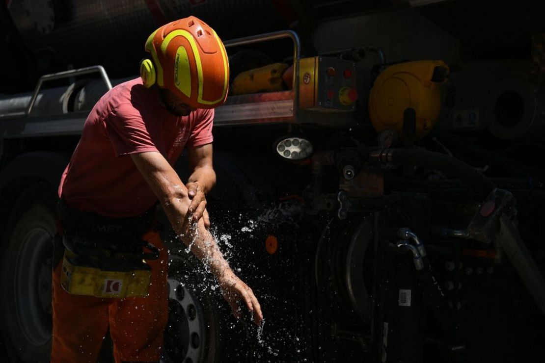 Un trabajador se refresca en una obra en Toulouse, sur de Francia, el 13 de julio de 2022.