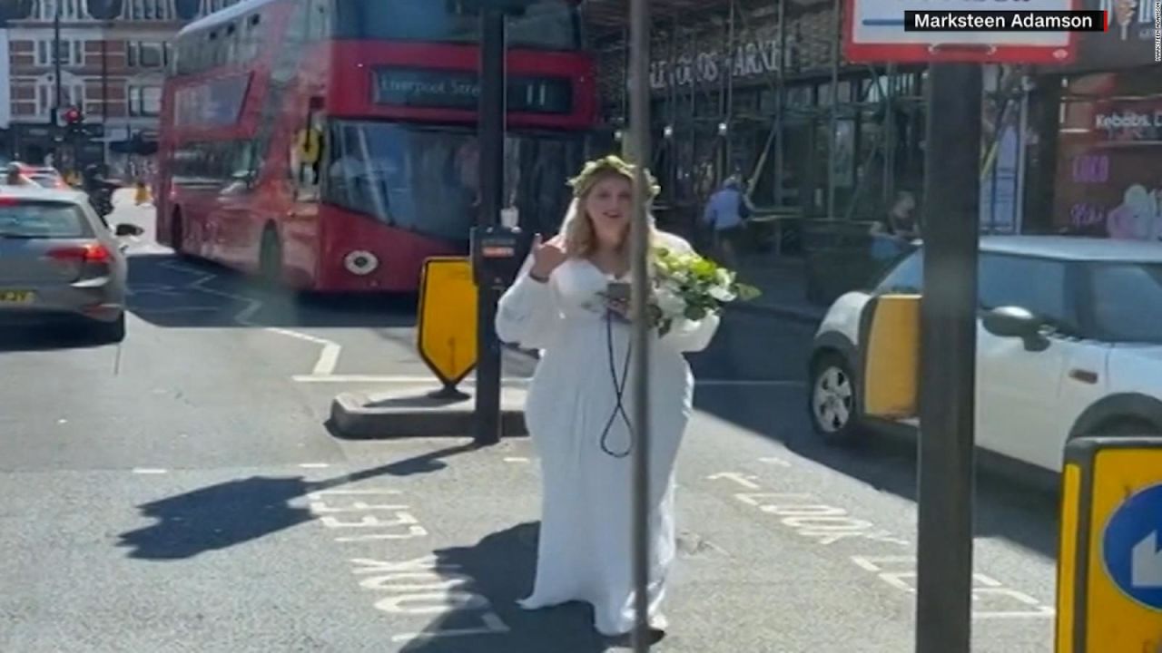 CNNE 1241096 - buen samaritano lleva a una novia varada a su boda