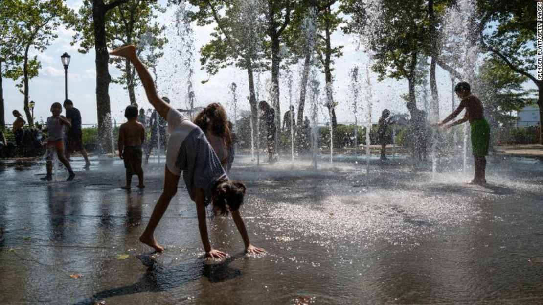 Unos niños se refrescan en una fuente de Manhattan el martes.