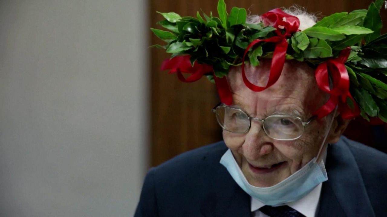 CNNE 1241154 - este italiano de 98 anos se graduo de su segundo titulo universitario