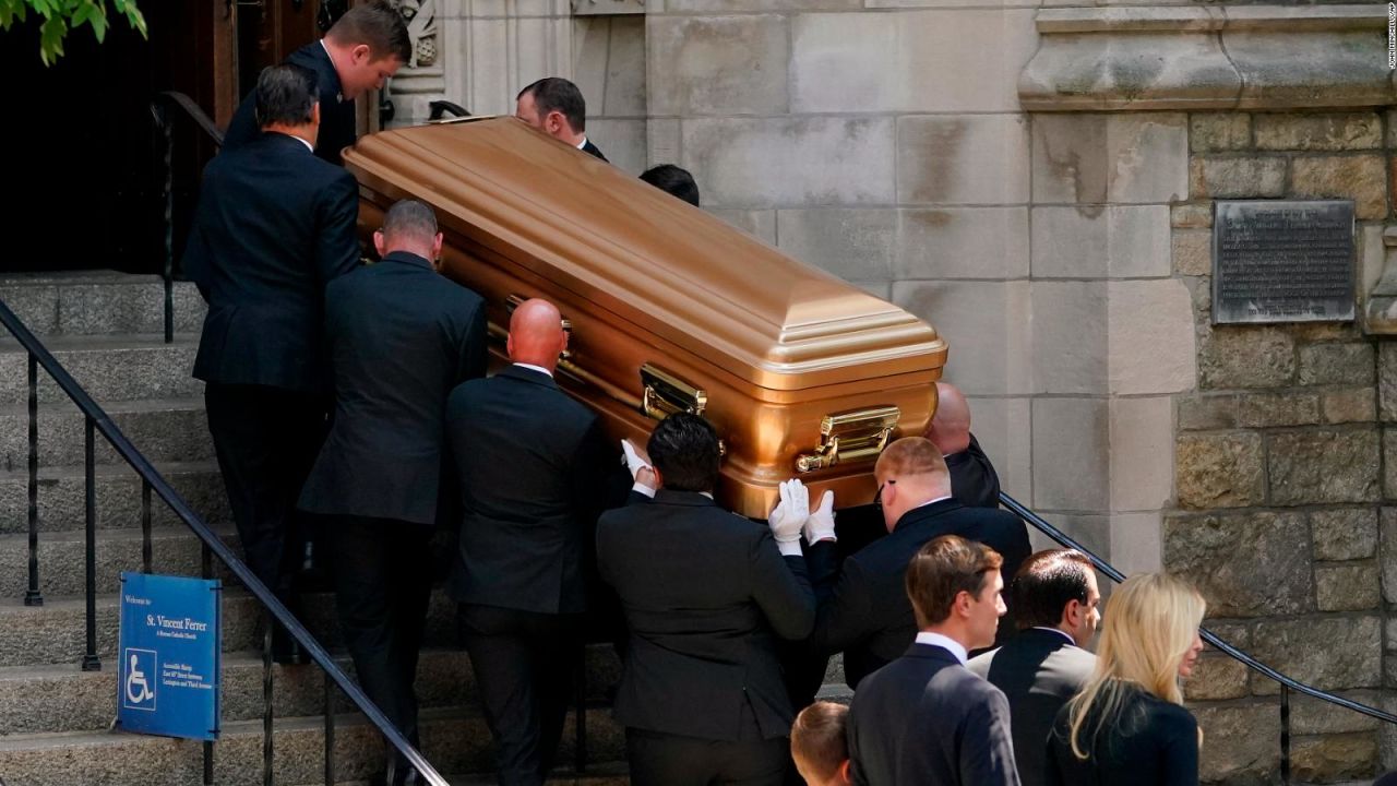 CNNE 1241364 - donald trump y sus hijos despiden a ivana trump en funeral