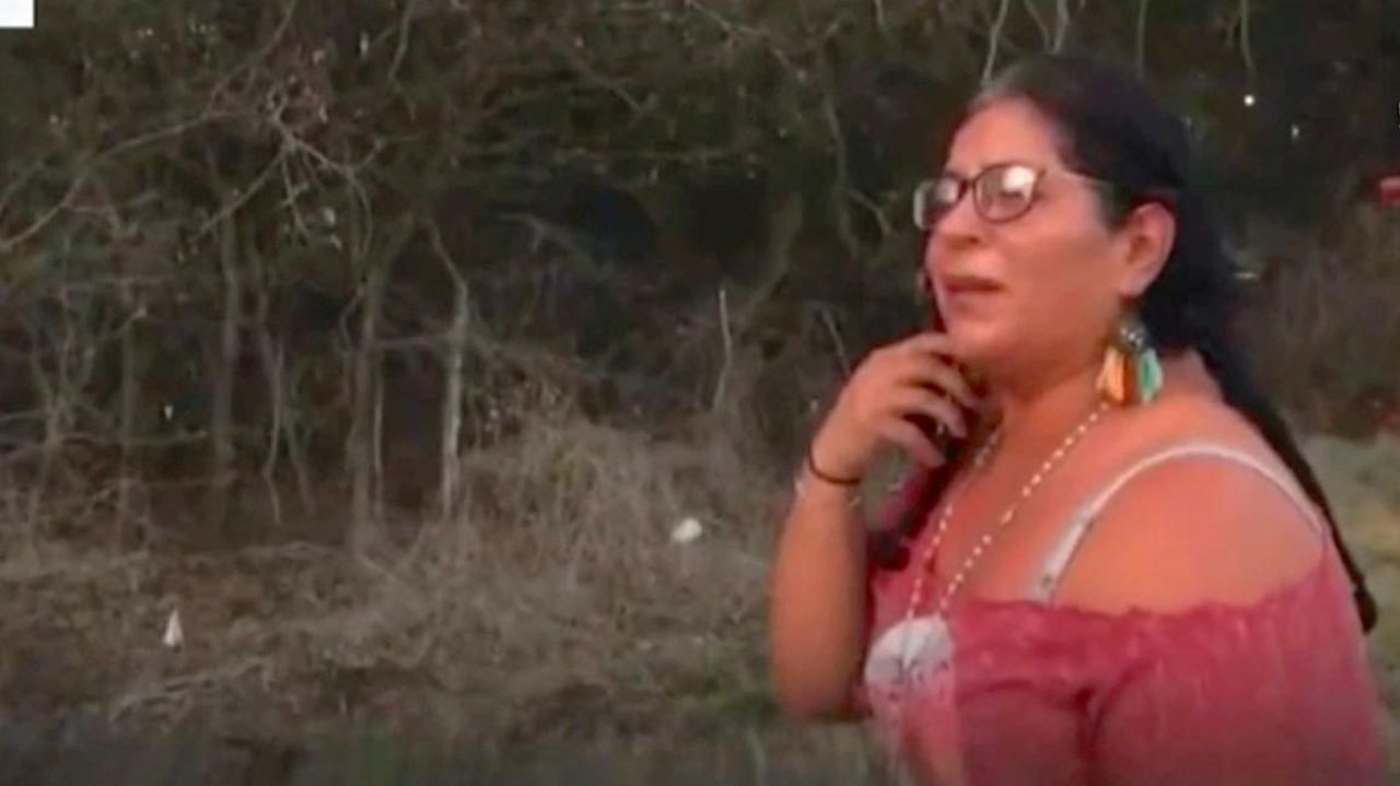 CNNE 1241407 - se enfrentan madre del atacante de uvalde y familia de victima