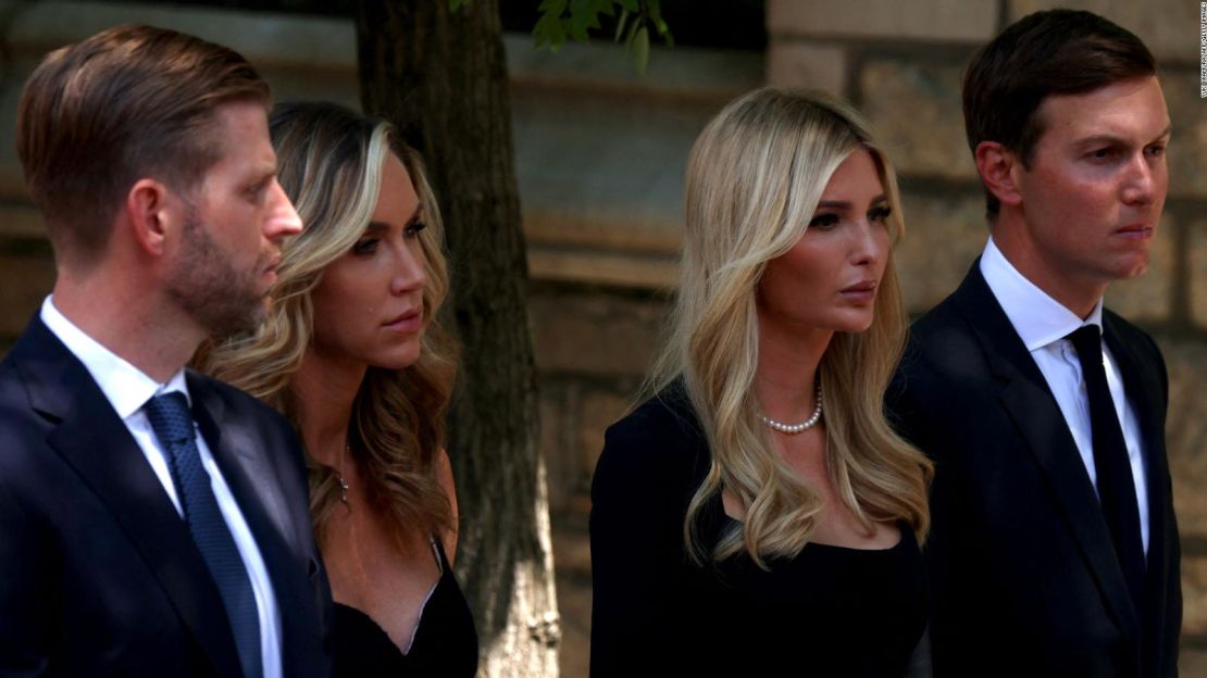 De izquierda a derecha, Eric Trump, Lara Trump, Ivanka Trump y Jared Kushner llegan al funeral de Ivana Trump el miércoles.